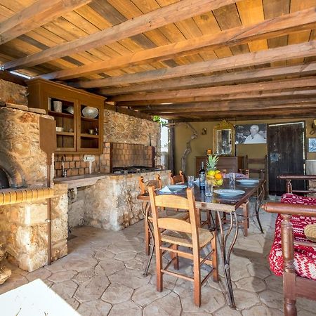 Villa George Kambanion Bagian luar foto